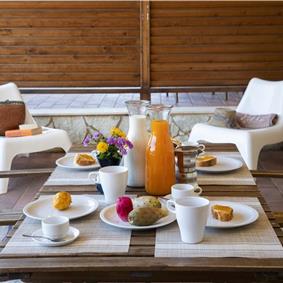 2 bedroom seaside apartments with shared pool, sleeps 4-5